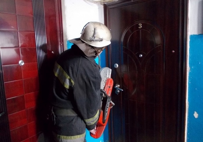 Иногда пожарным приходится вскрывать дверь. / Фото: m.bk55.ru