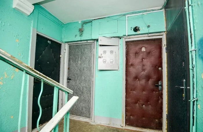 Иногда пожарным приходится вскрывать дверь. / Фото: m.bk55.ru