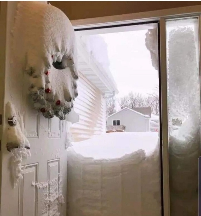 Дверь открылась и снег можно прочистить лопатой. / Фото: imgur.com