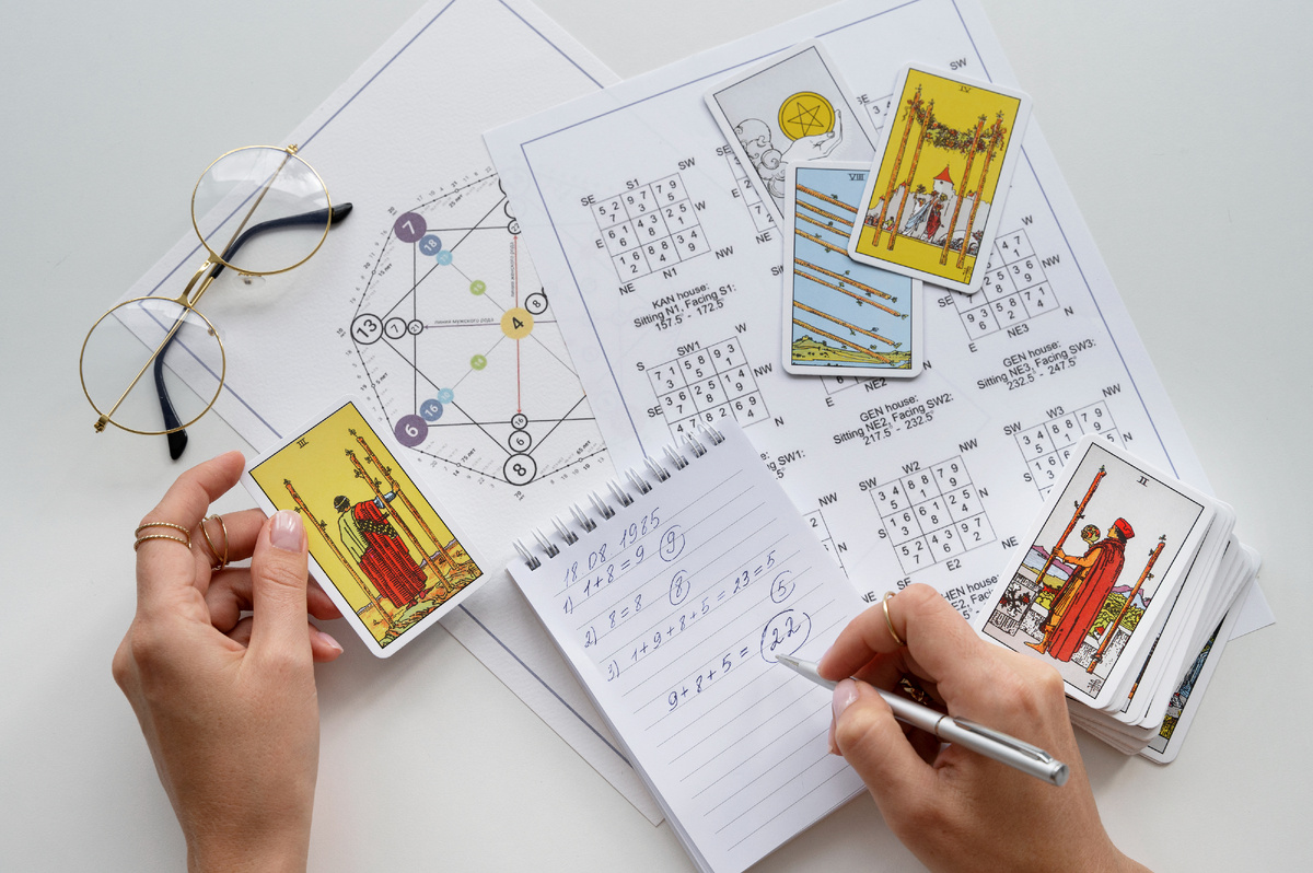 <a href="https://ru.freepik.com/free-photo/numerology-concept-still-life_38171472.htm">Изображение от freepik</a>