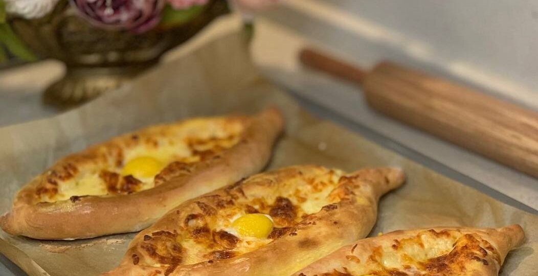 Аджарские хачапури — те самые «лодочки» с тянущимся сыром 🧀🥚