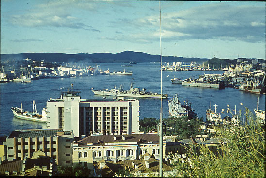 2. Бухта Золотого Рога. Вдали остров Русский