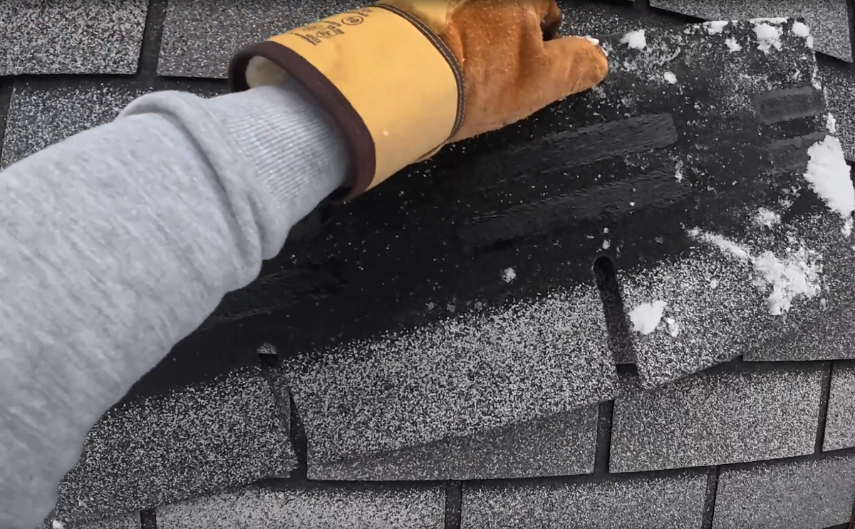 «Вот лист из пачки, которая у меня осталась, и стена, которая стоит уже год — я разницы не вижу», — говорит Александр