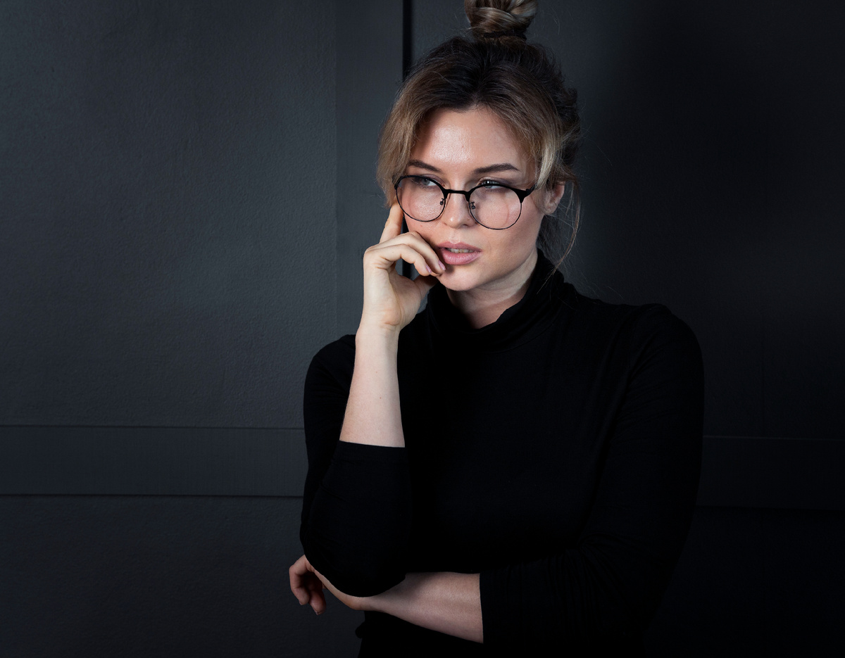 <a href="https://ru.freepik.com/free-photo/portrait-smart-businesswoman-thinking_6987970.htm">Изображение от freepik</a>