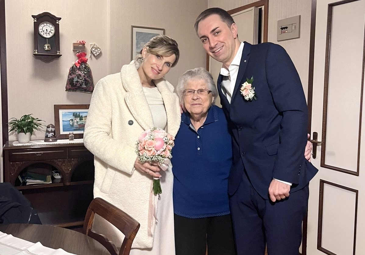 Мы с мужем с бабушкой Дзеной. Фото из архива автора