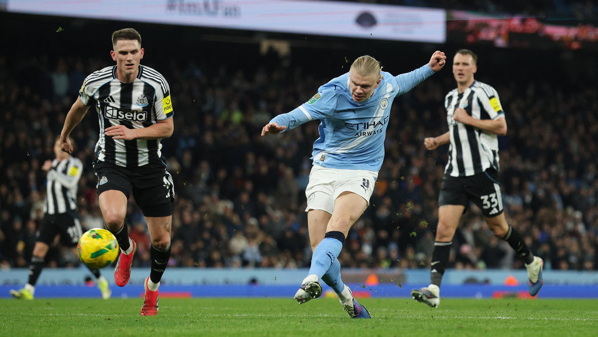    Эрлин Холанн (справа) бьет по воротам. Reuters