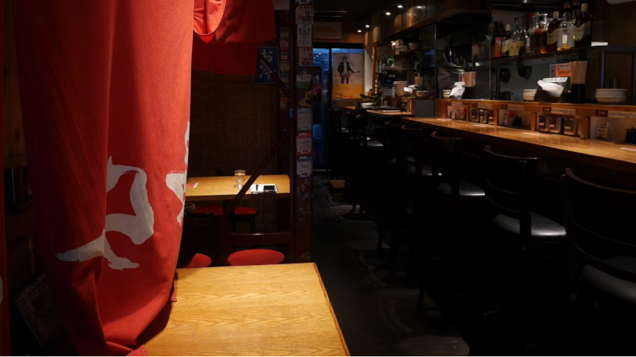 Почему тут полумрак, словно это  бар с хостесс. Это же раменная!