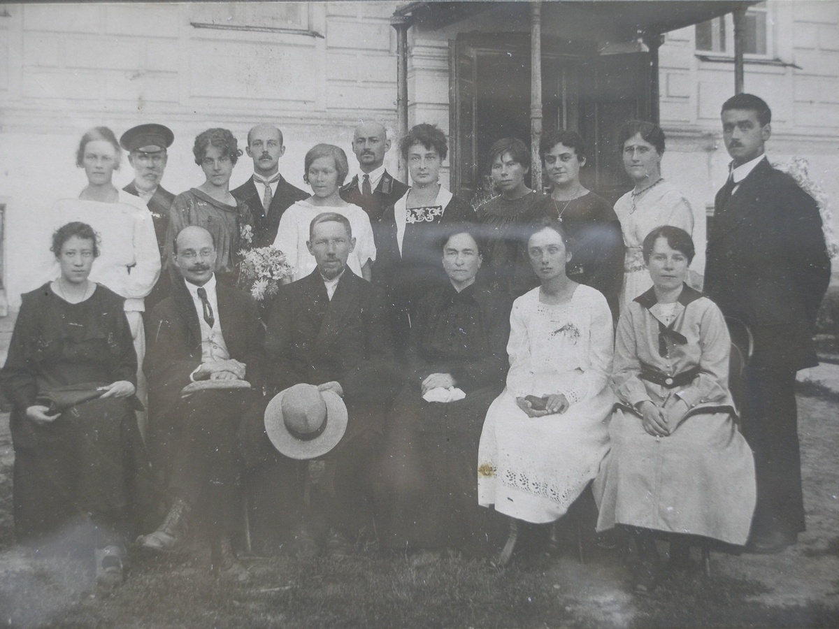 Преподаватели Томского университета. Во втором ряду вторая справа Э.Ф. Молева. 25 августа 1921 год