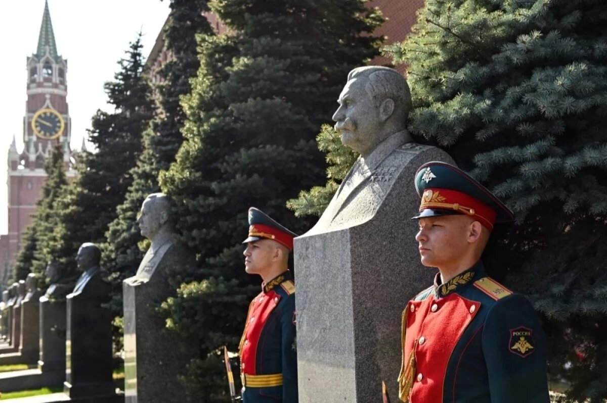    Голубые ели, выращенные по методике Ивана Ковтуненко, у стен Московского Кремля.