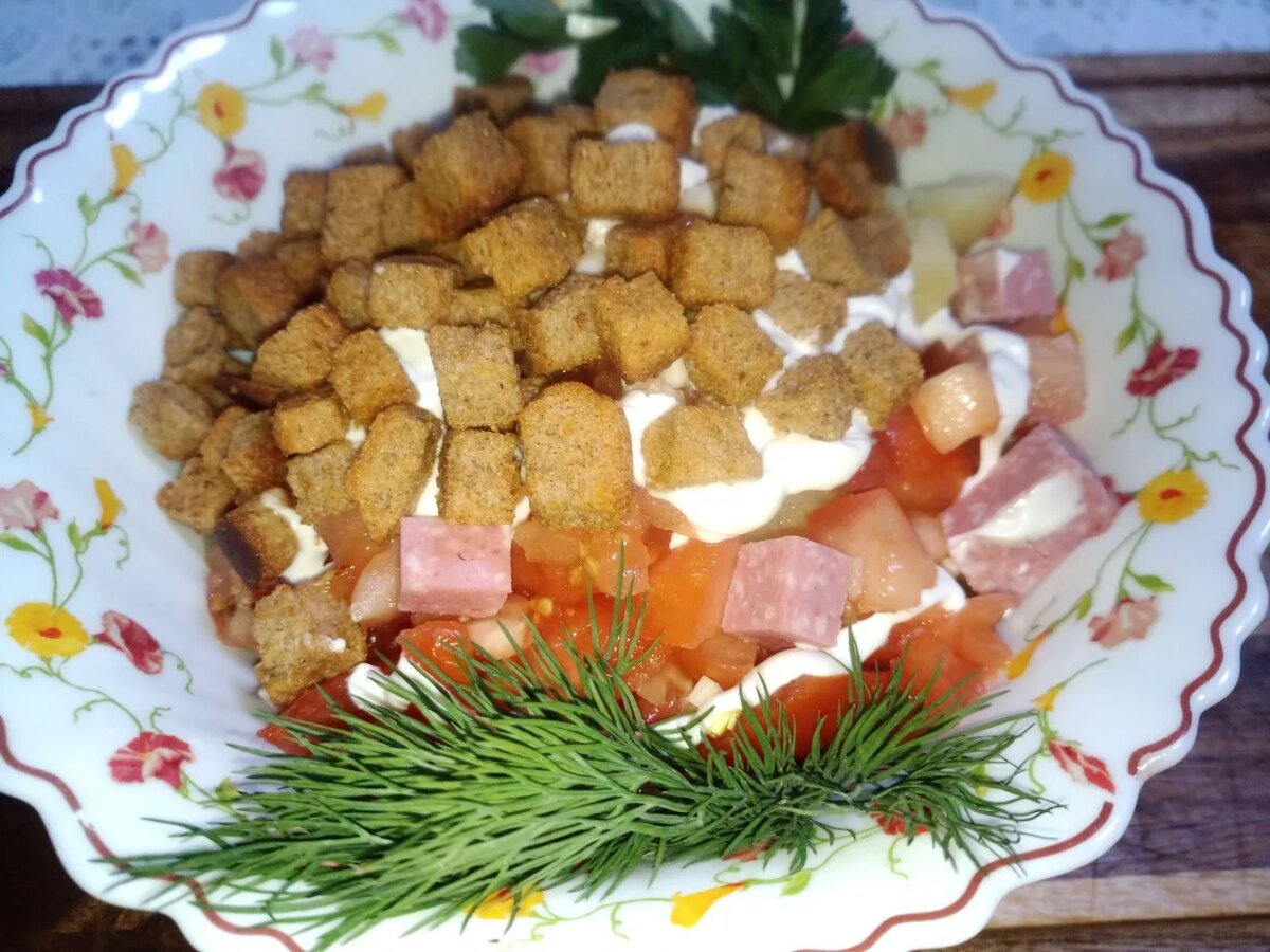 сытный салат с колбасой или любым капченым мясом.