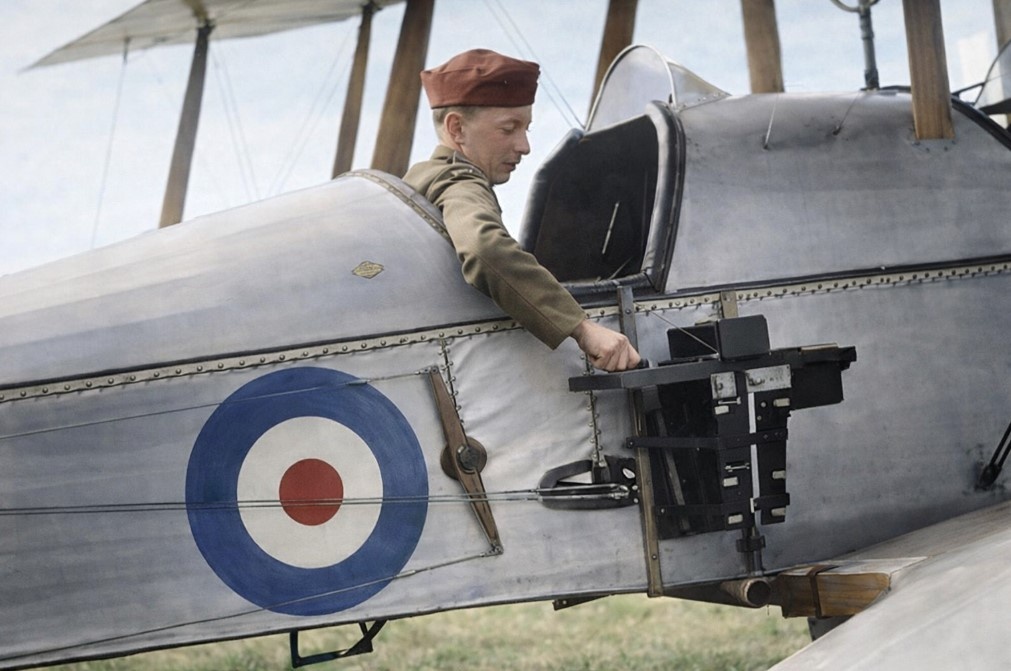 Сержант Королевского лётного корпуса, закрепляющий аэрофотоаппарат типа «C» на фюзеляже биплана BE2c в 1916 году, — вот новый образец «глаз армии». 