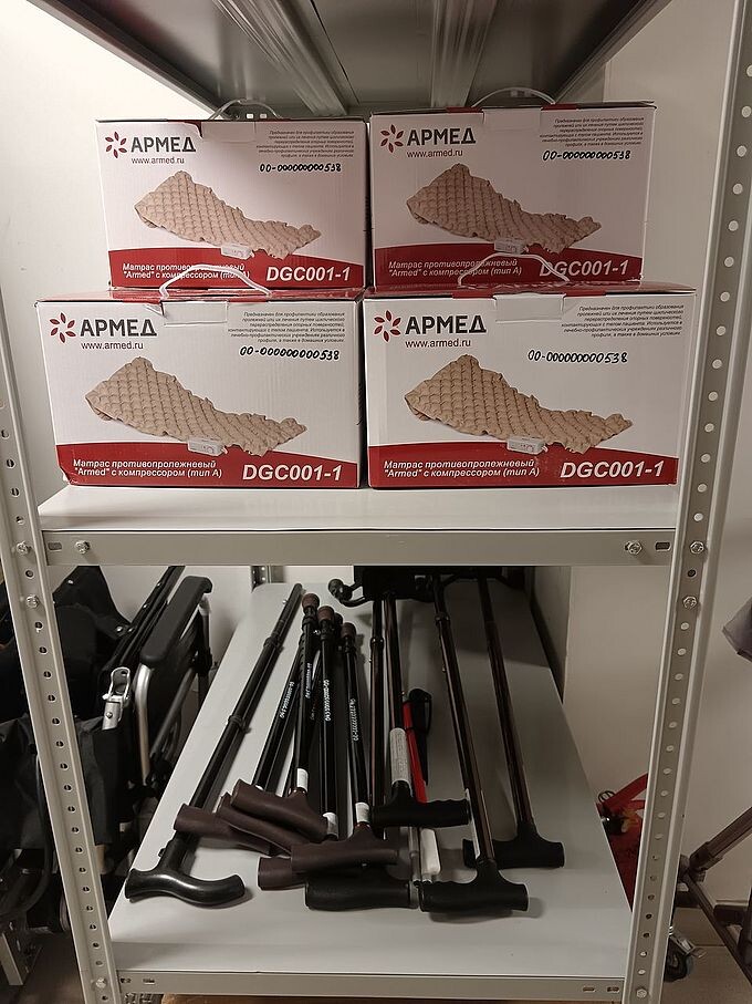 Пополнение на складе: противопролежневые матрасы и трости