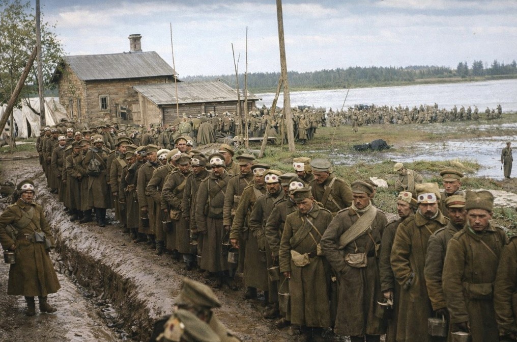 Солдаты в очереди за горячей пищей, октябрь1915, Минская губерния
