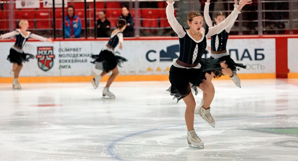    Выступление девочек секции фигурного катания на закрытии Кубка Юрия Ляпкина по хоккею / Медиасток.рф