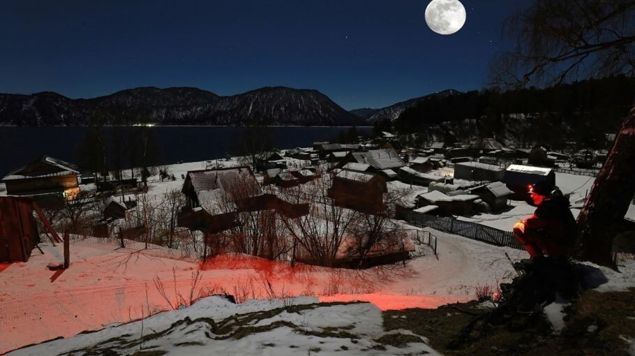 Заповедное село в лунном сиянии запечатлели в Республике Алтай. Фото