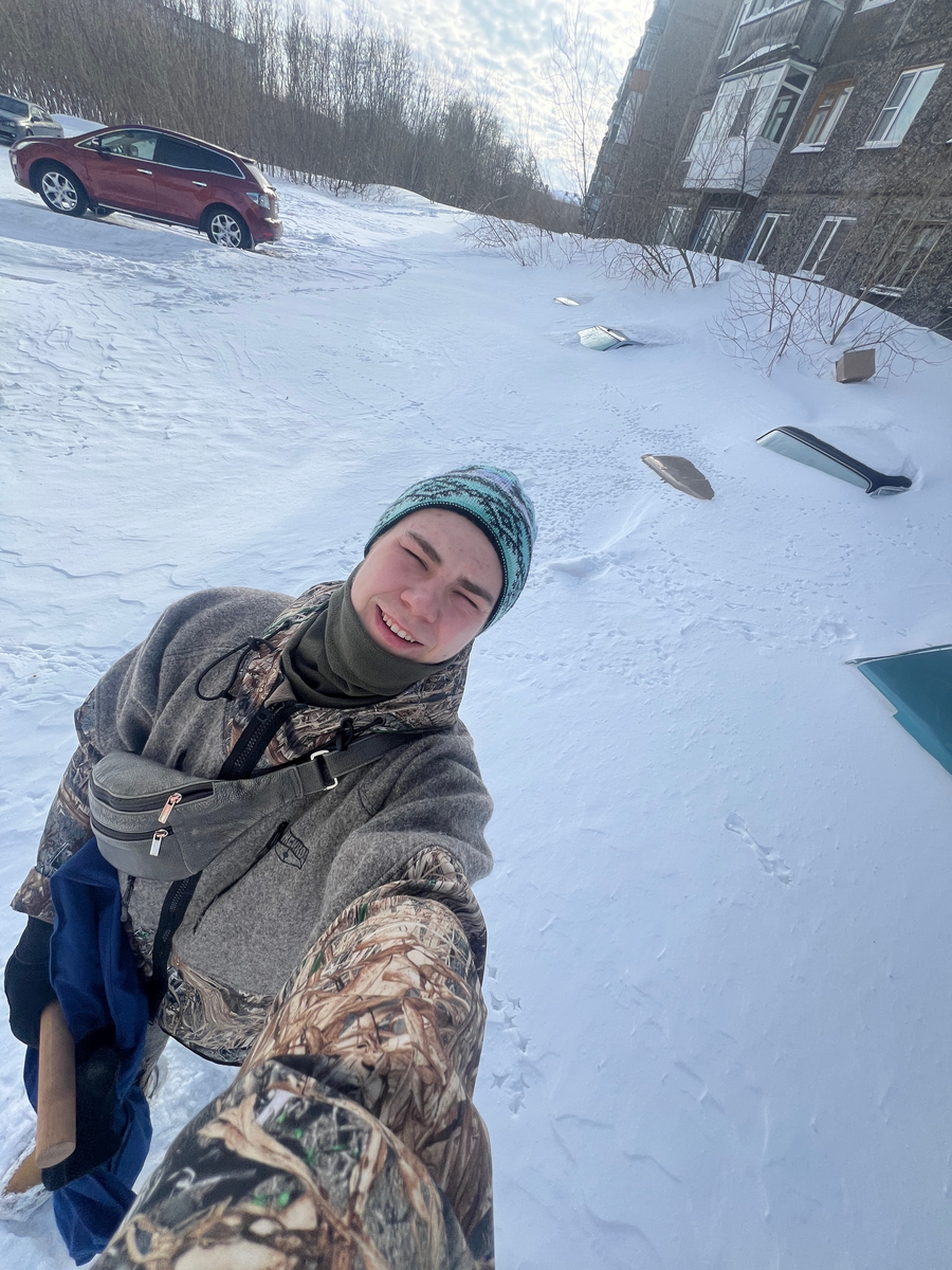 Машины по крышу в снегу