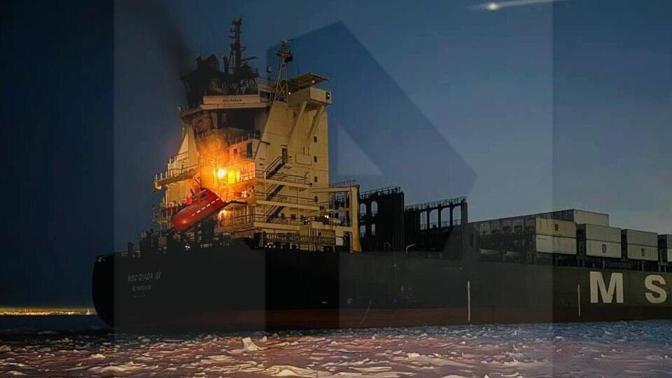     Контейнеровоз загорелся в Санкт-Петербурге РЕН ТВ