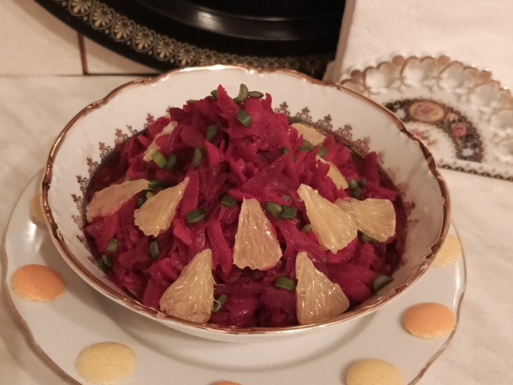 Салат из тушёной свёклы с морковью, луком и томатом