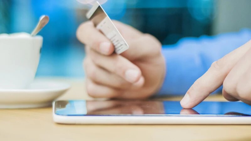     Карта банка, смартфон. Фото: ru.freepik.com, автор Dragana_Gordic.