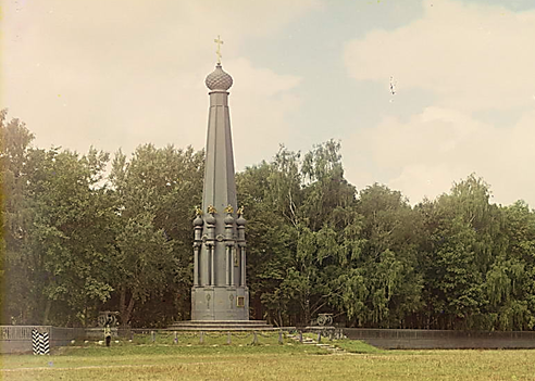 Памятник защитникам Смоленска. Фото 1912 года. Представляя памятник с орлами также защитникам Смоленска, а не победе над Наполеоном, делают какой-то из них лишним. Источник: ru.wikipedia.org/wiki