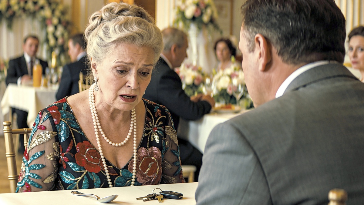 «Дарю вам фамильное серебро!» Пафос свекрови разбился о подарок моих родителей