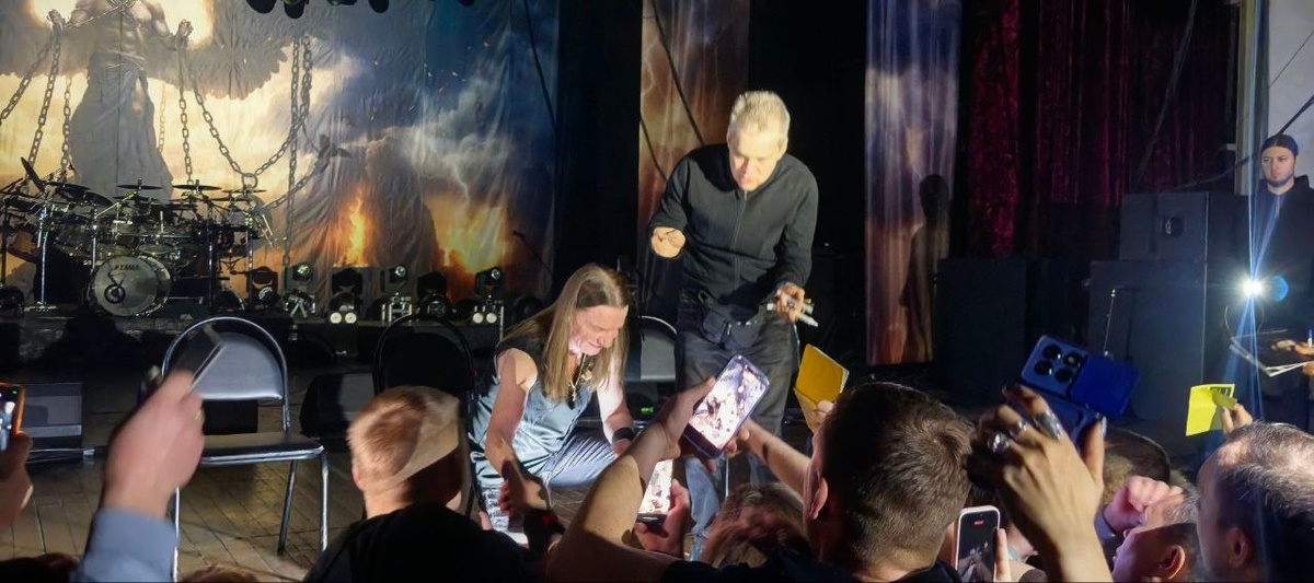 импровизированная автограф-сессия после концерта