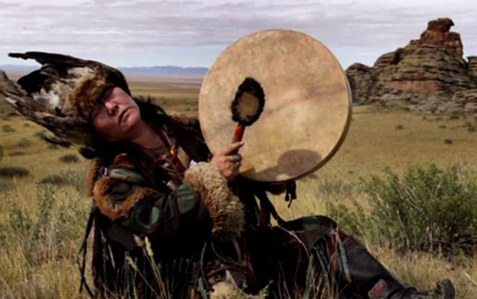 Шаман с бубном, картинка в тему.  Фото: YouTube