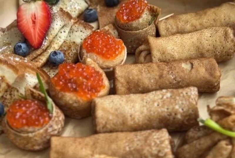 Мука, масло и магия: сахалинский фуд-блогер поделилась рецептами блинов к Масленице