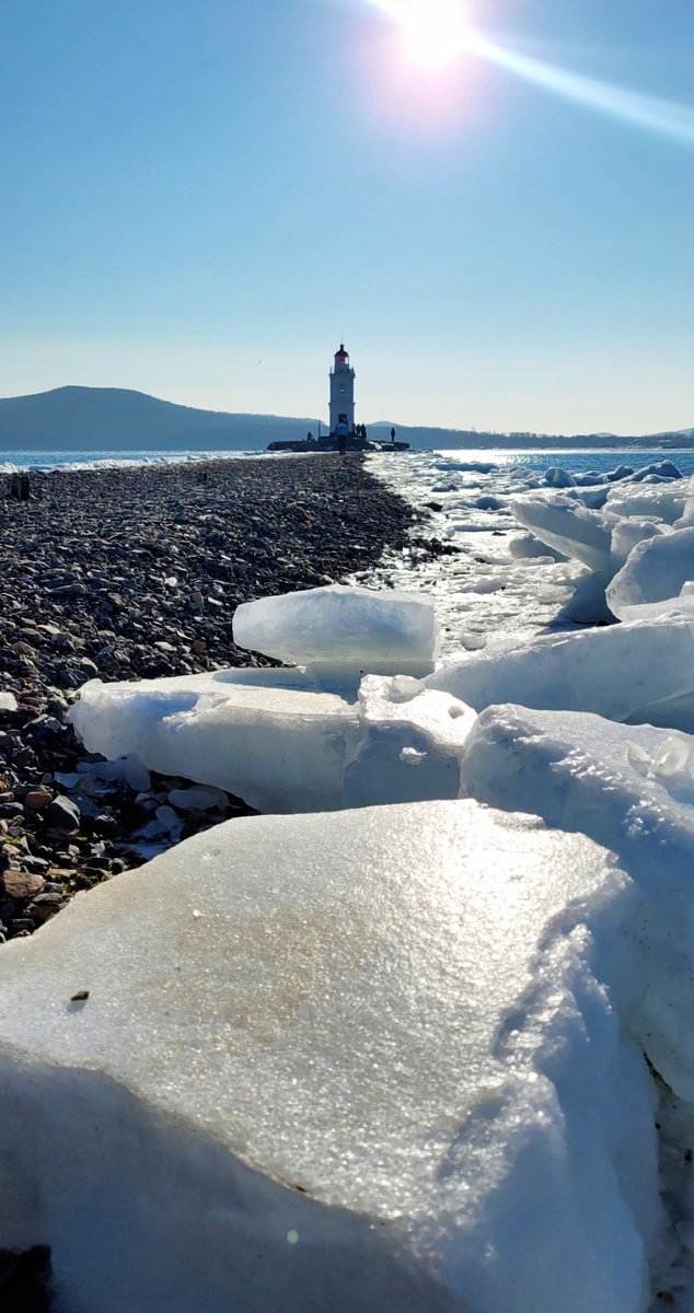 К маяку ведёт узкая отмель. В прилив её топит и приходится идти по воде.