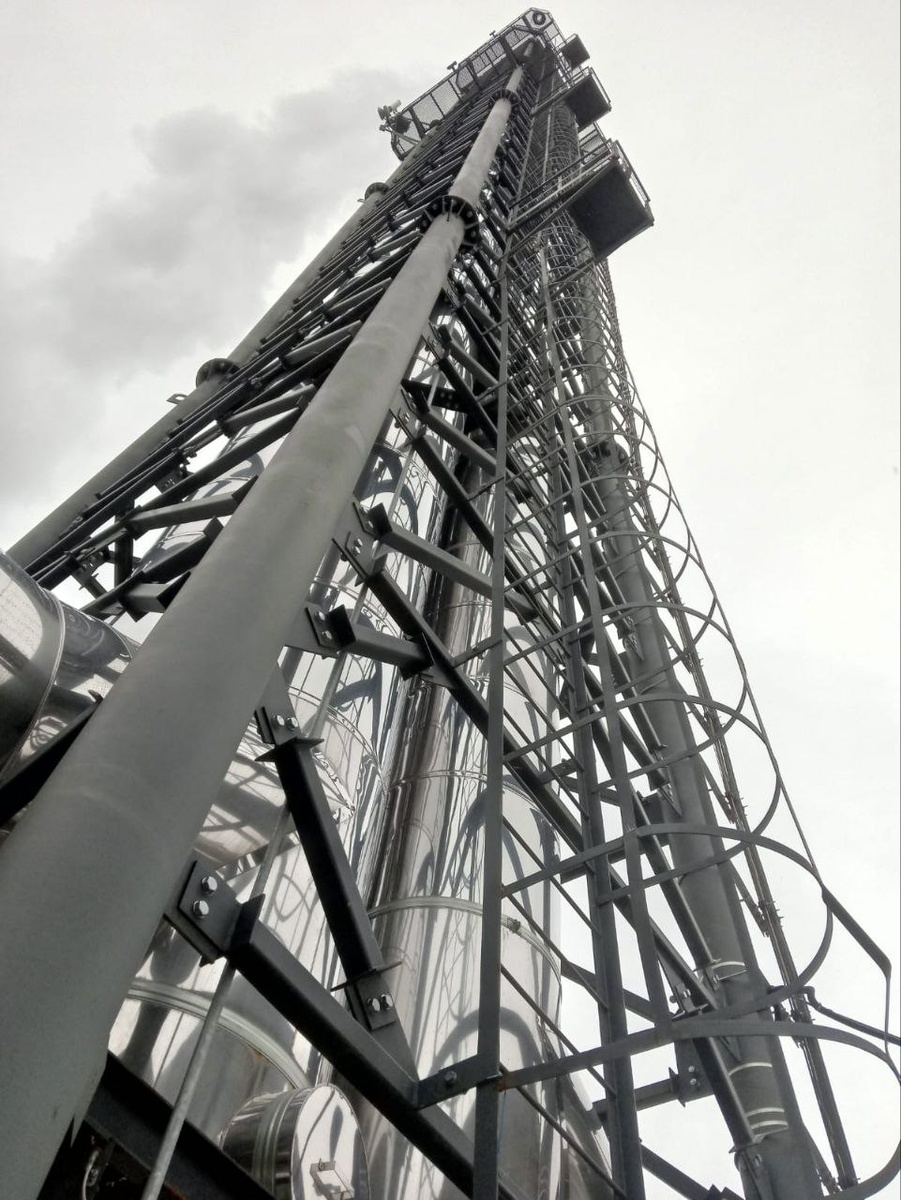 Вытяжная металлическая башня, высота 55 метров с 4-мя утепленными газоотводящими стволами из нержавеющей стали (установлены внутри металлоконструкции)