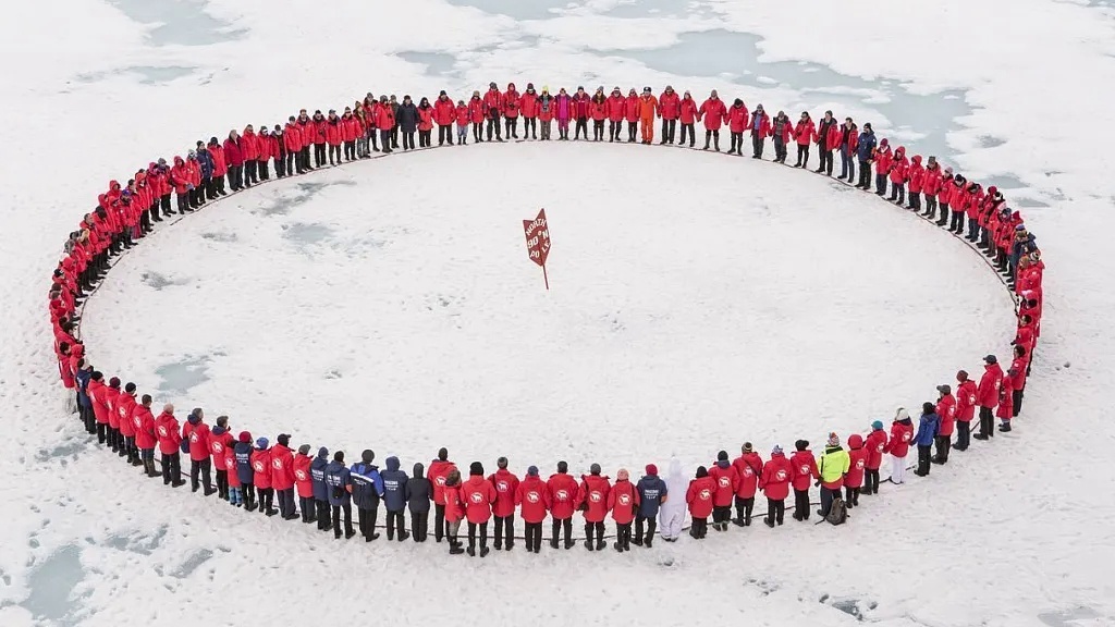 Экипаж и туристы ледокола «50 лет Победы» на Северном полюсе, 2015 год