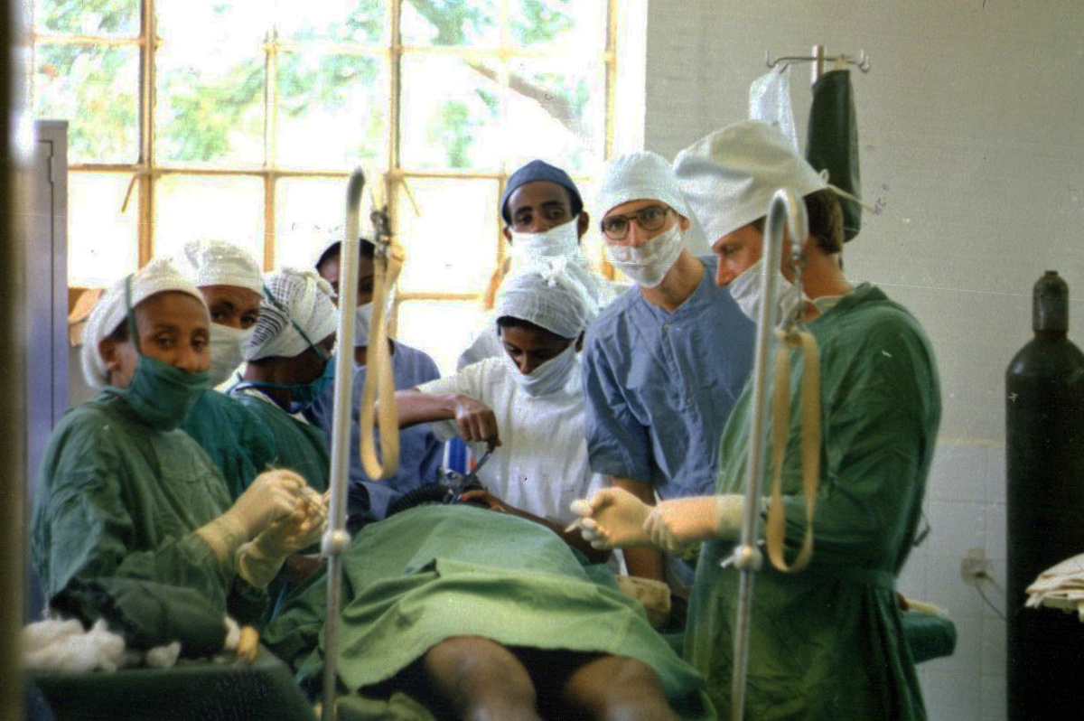 Советский хирург, автор статьи и персонал операционного блока. Харар, Эфиопия, 1990 г.