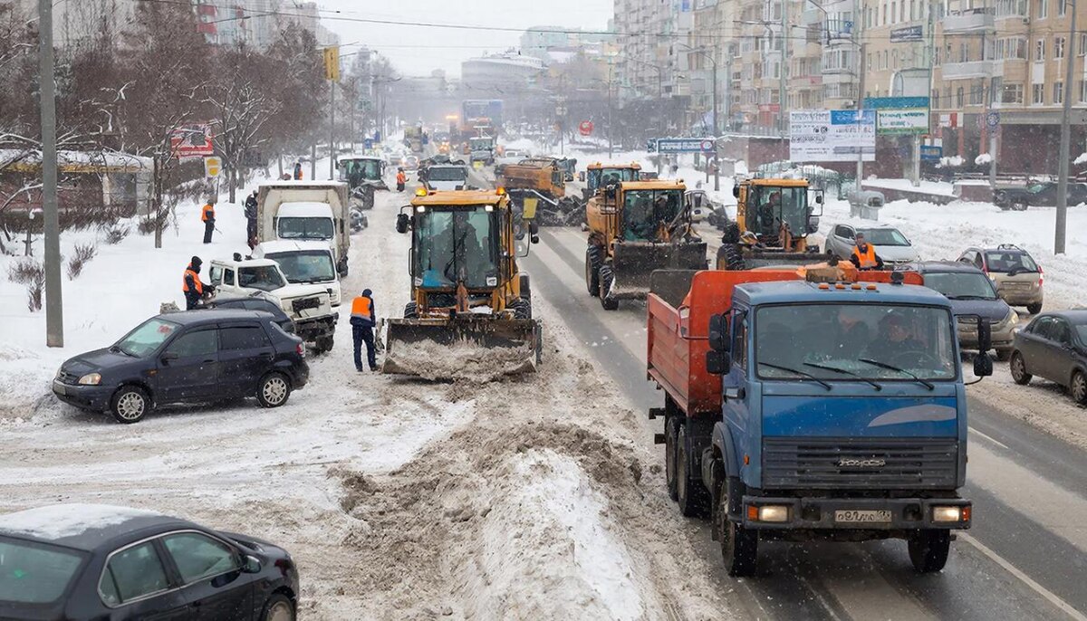 Уборка снега наиулицах города.