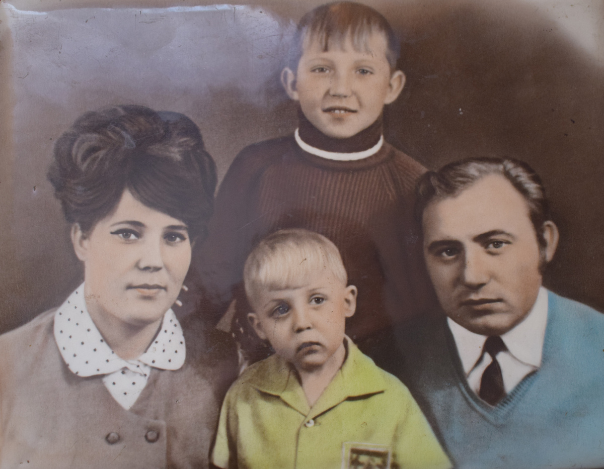 Нина Захарова (слева), сыновья Вячеслав Захаров (в центре сверху), Евгений Захаров (в центре снизу), муж Виктор Захаров. ФОТО из семейного архива семьи ЗАХАРОВЫХ.  