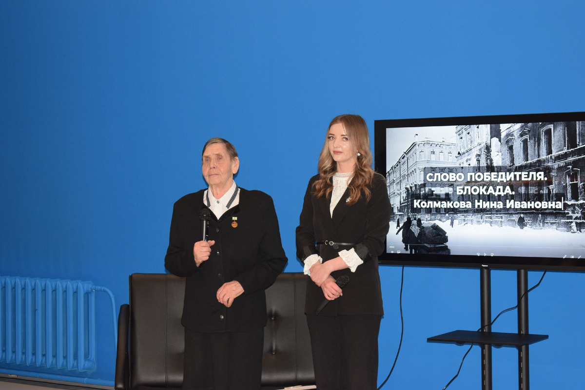 На встрече Нина Колмакова (на фото слева) поделилась воспоминаниями из детства о жизни в блокадном Ленинграде. На фото справа – специалист Молодежного центра «Саяны» Кристина Морозова. ФОТО Александра ЮШИНА