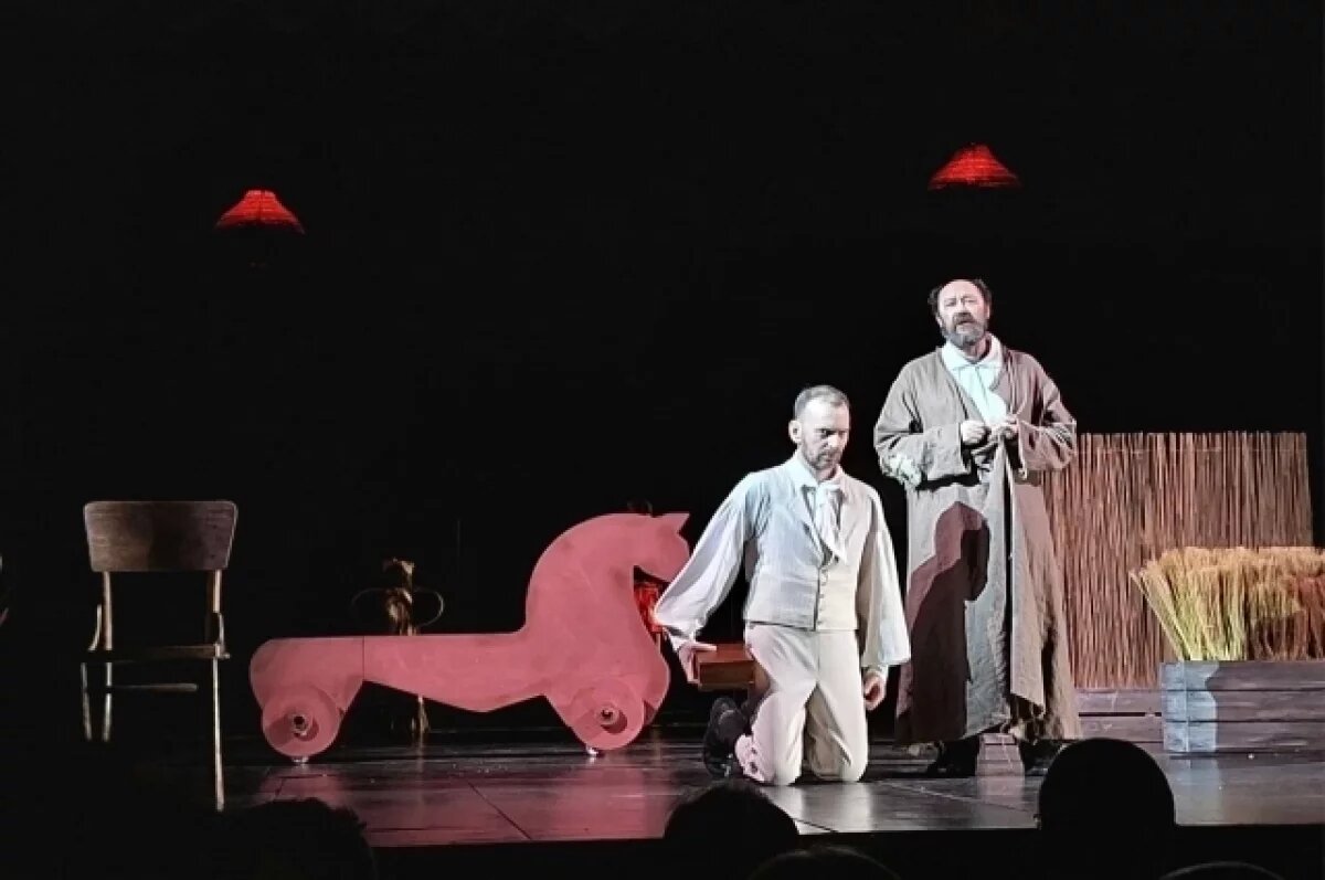    Полковник Ростанев - слева (Алексей Зильбер) и Фома Фомич Опискин (Роман Ерыгин).