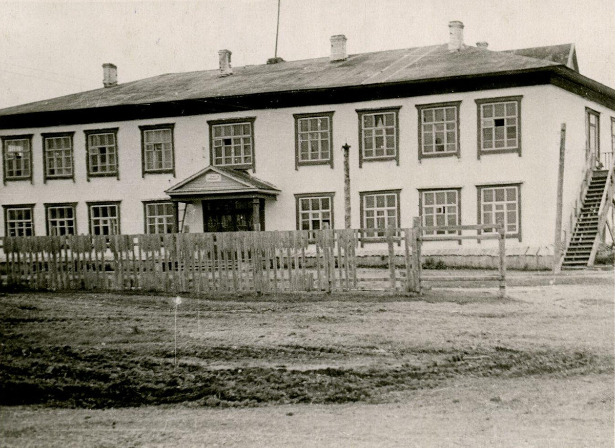   Фото: здание школы в селе Тауйск в советские годы/kolymahistory