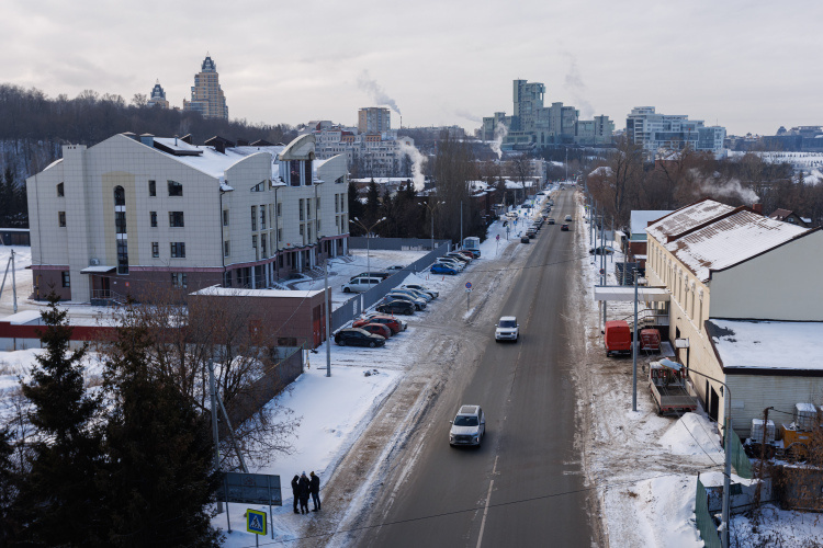    В последнее время улица возрождается на глазах, словно феникс из пепла: одновременно ведется работа над десятком проектов или реконструкции существующих, или строительства новых объектов, причем речь не о жилье или офисах, а о разнообразной социальной инфраструктуры.   
Фото: «БИЗНЕС Online»