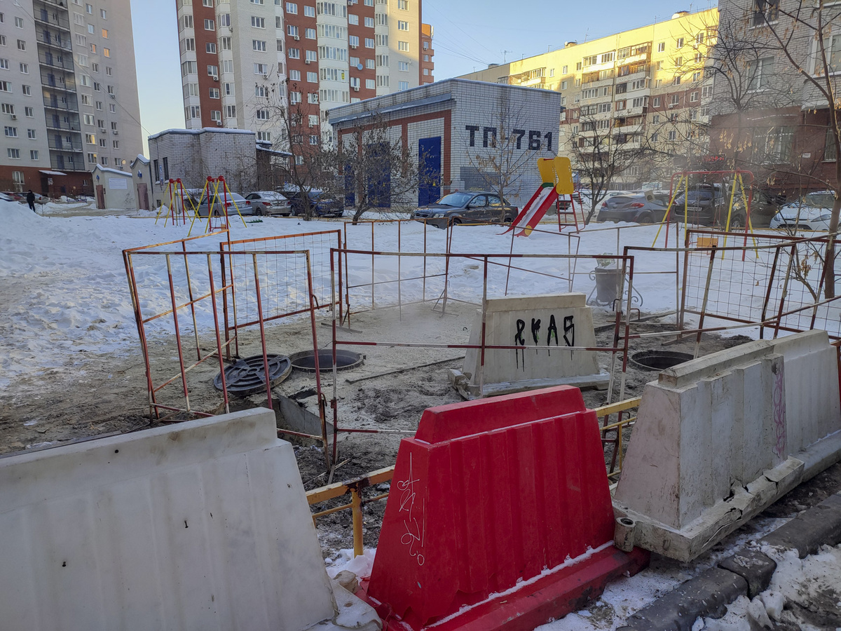 На улице Пермякова в Тюмени образовался провал в асфальте.  Фото: ФедералПресс / Ирина Ромашкина