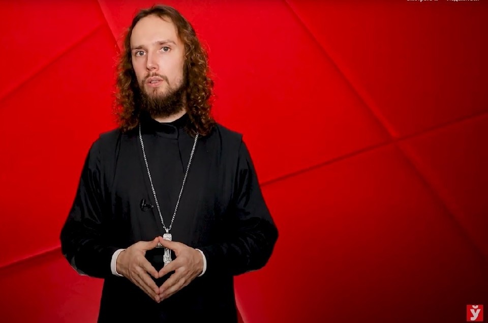    Белорусский священник сказал, можно ли делать фото покойника в гробу. Фото: стоп-кадр | видео «Мiнская праўда».