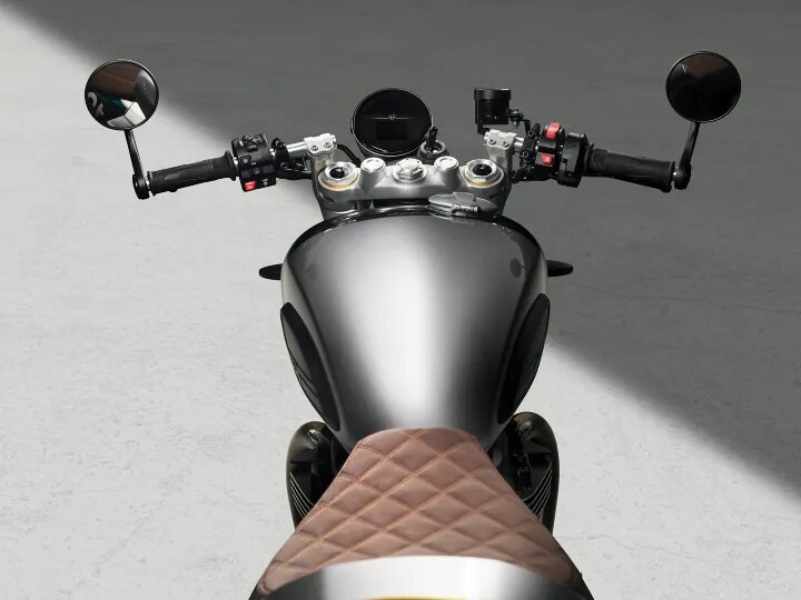 Как и на обычной модели Speed Twin 1200 и версии RS, на Cafe Racer установлены боковые зеркала, но теперь они имеют круглую форму и обработаны механическим способом.