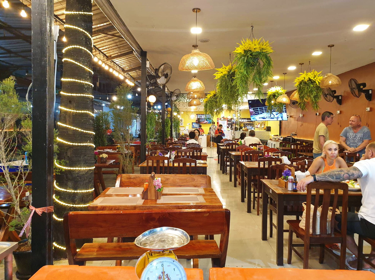 Общий вид зала ресторана Fara. Справа в кадре Димасик с подписчиком