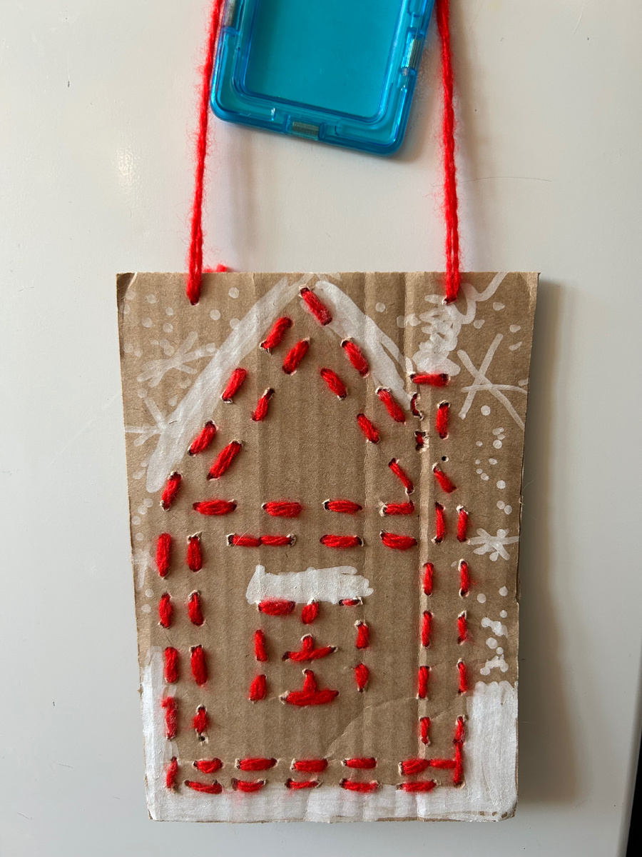 Фото автора. Колина Поделка с занятий «Творческая мастерская» висит на холодильнике