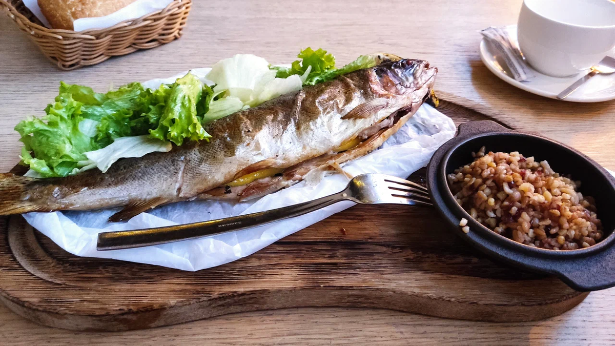 Закажите, например, форель на травах, лойн трески под сливочно-икорным соусом или дорадо на гриле. Фото: Белый Пик / Яндекс Путешествия