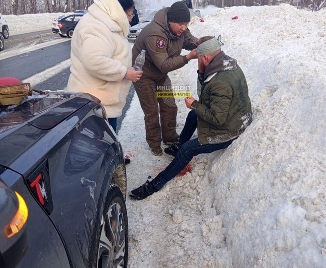 Мужчина спас водителя из горящей машины в Нижнем Тагиле