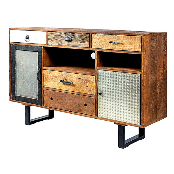 Она не просто предмет мебели, а портал в прошлое, приглашающий почувствовать тепло рук мастера, создавшего ее.