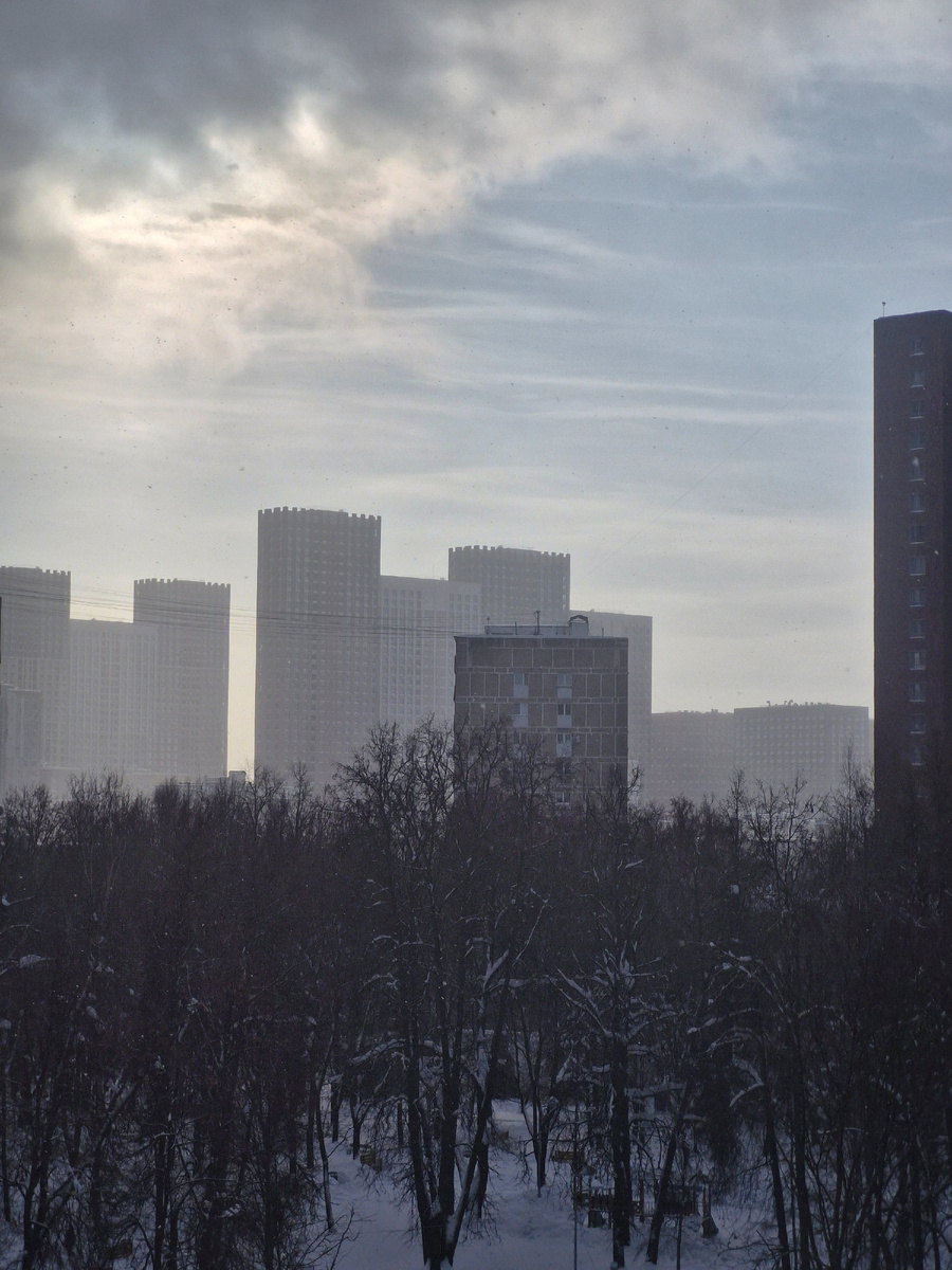 Высотки не в тумане, просто снежок из тучки летит 