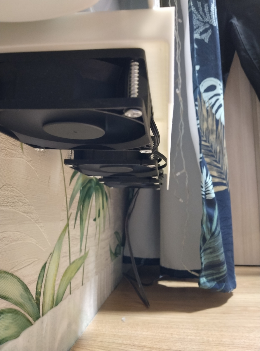 Три вентилятора 80х80 мм.