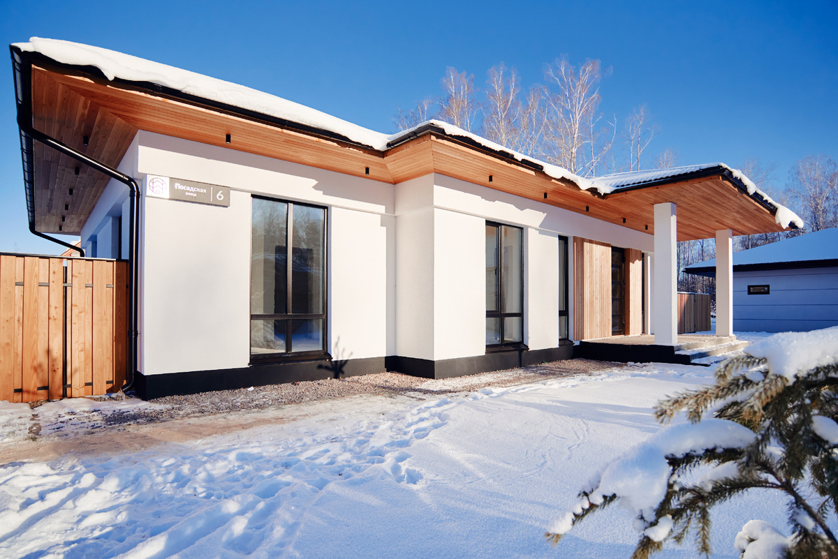 Простые геометрические объемы, одноэтажные планировки и чистые линии — это не только эстетика, но и практичность. 