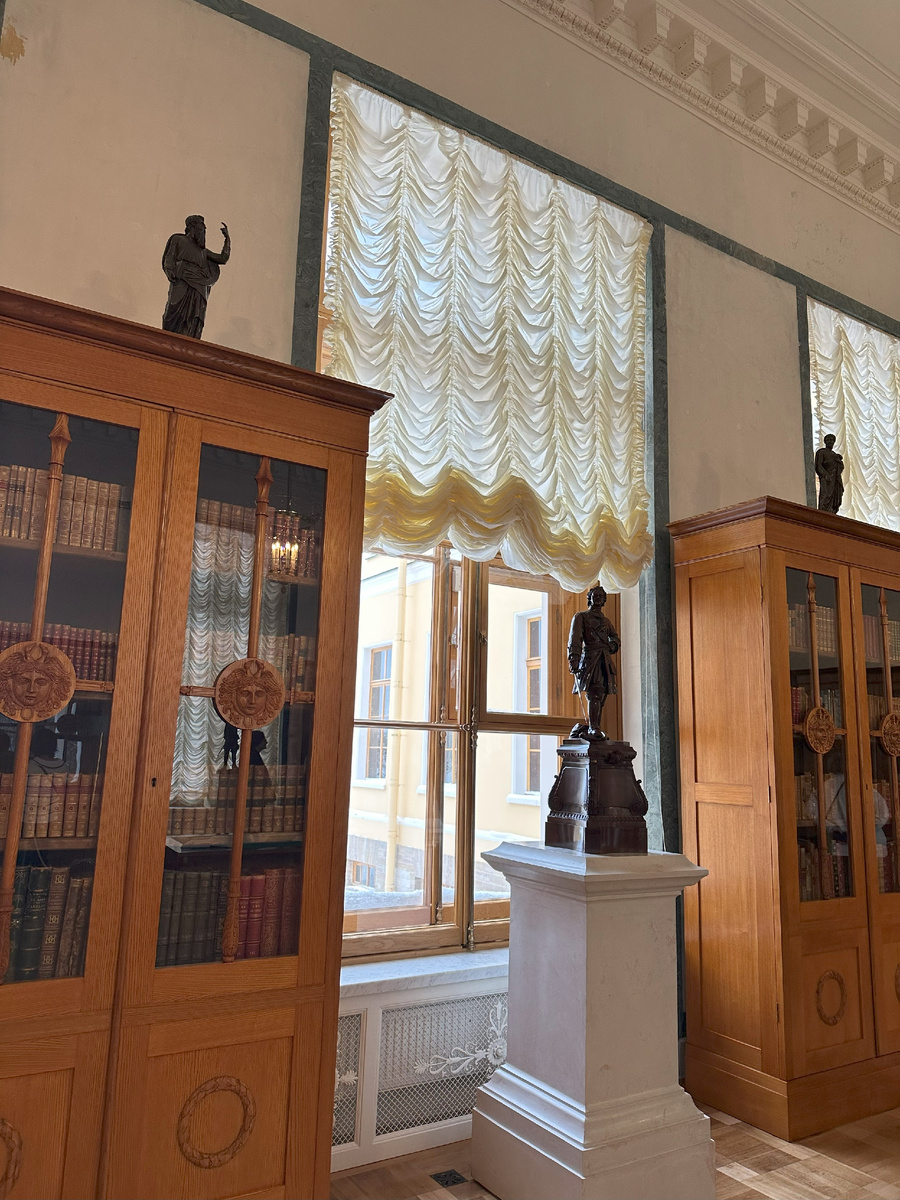 Шкафы, книги, скульптуры создают незабываемые впечатления /личный архив автора/